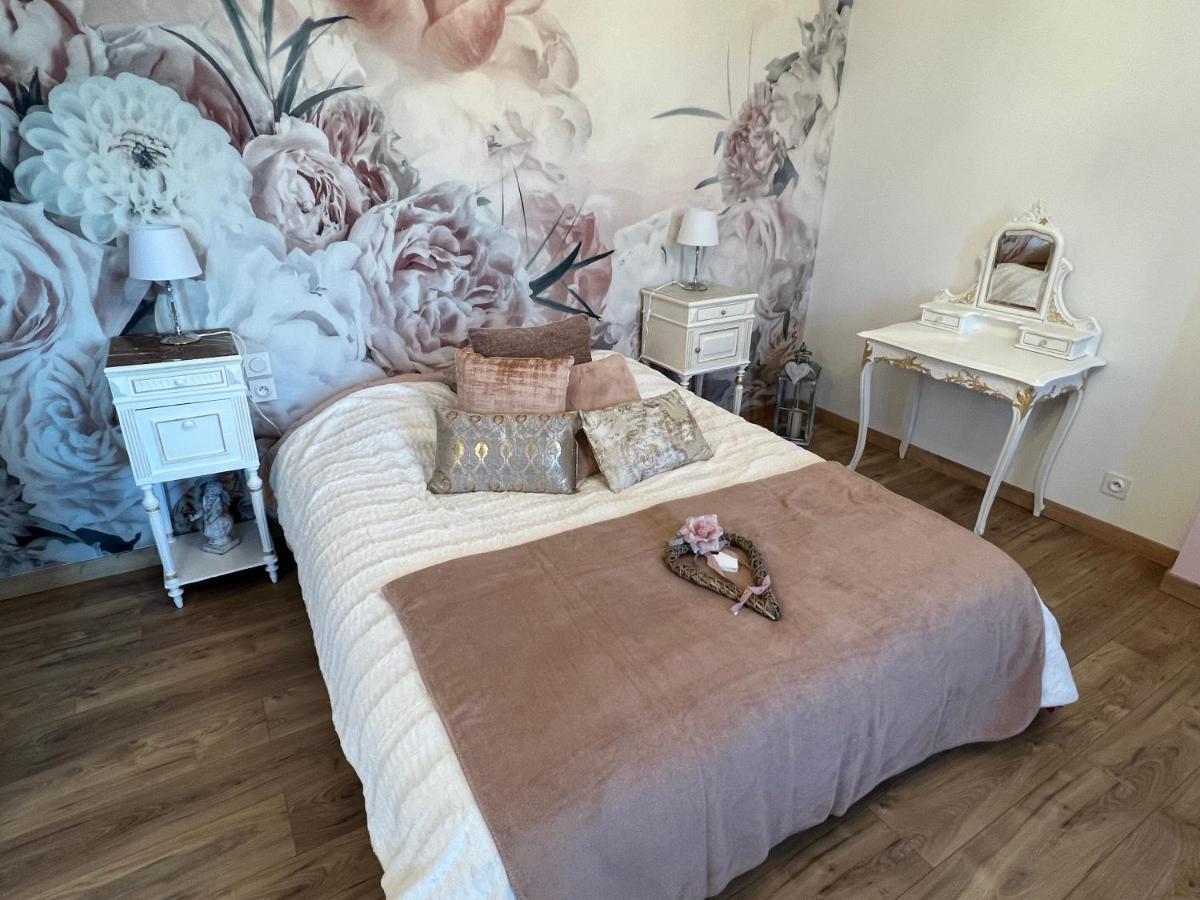 Chateau Segot Neuilly-le-Real Bagian luar foto