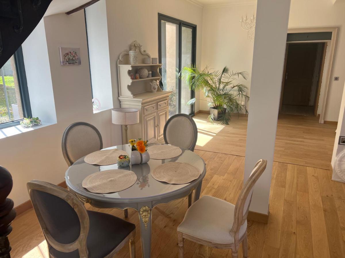 Chateau Segot Neuilly-le-Real Bagian luar foto